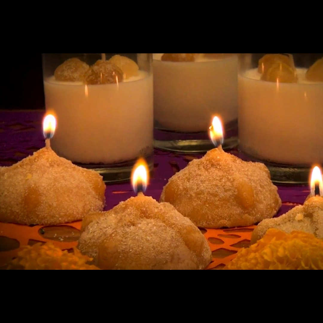 Vela con forma y aroma a Pan de Muerto