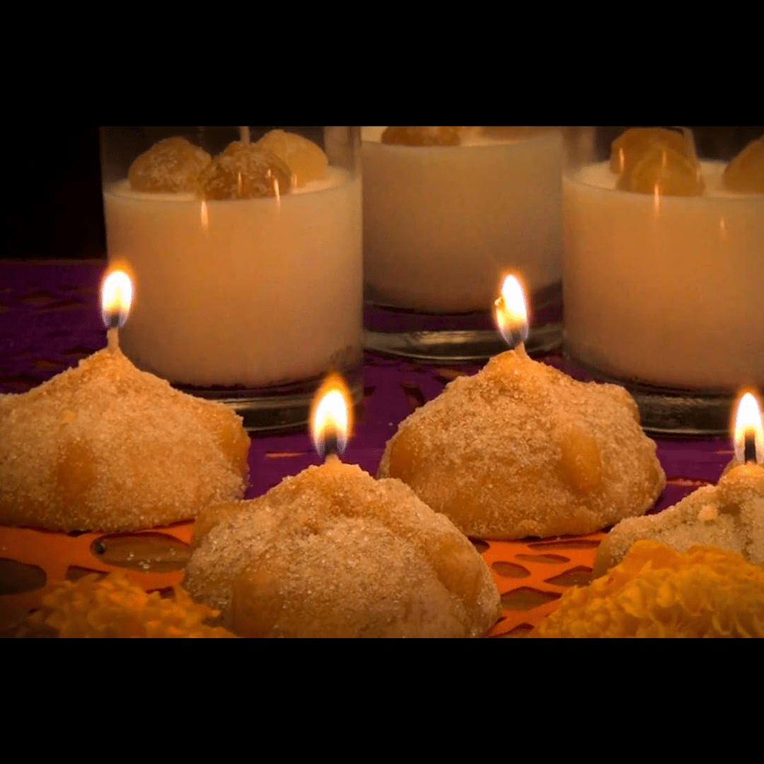 Vela con forma y aroma a Pan de Muerto - STATUS VERDE